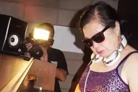 人老了只能带娃伺候子女？70岁爷爷也能跳芭蕾、80岁奶奶也能做DJ图片