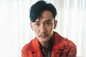 张震带沙丘剧组亮相发布会，男神橘色西装抢镜，还让甜茶说中国话图片
