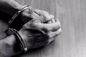 替父出气伤人潜逃 二十年后落网被诉图片