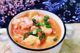 西红柿虾仁疙瘩汤好吃有诀窍，10分钟煮一锅，虾仁Q弹，疙瘩筋道图片