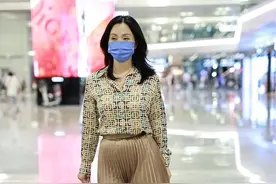 陶虹真是不在乎身材，用“塞衣角”来显高，小肚腩却被勒得很明显图片