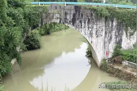 贵州古桥下悬挂着宝剑，170多年来为何没被盗走，至今是个谜图片