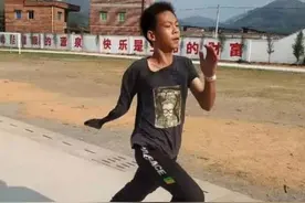 那位打篮球的独臂少年找到了图片