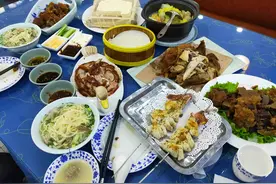 晒老两口丰盛早餐，满满一桌真解馋，网友：勤俭节约不浪费，点赞图片
