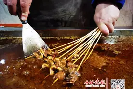 【十堰】2元一串10年没涨价！五堰街的熊嫂靠小小鱿鱼串养活了一大家十多口人图片