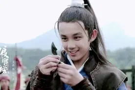 “小飞流”长大了，吴磊大秀大块胸肌八块腹肌，曾扮女装秀上围图片
