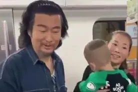 大明星坐地铁为普通人让座 一手好牌打到稀烂的孙兴这次值得点赞图片