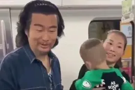 大明星坐地铁为普通人让座 一手好牌打到稀烂的孙兴这次值得点赞图片