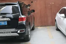 悲痛！十堰市一6岁男童头被卡车窗身亡，从妈妈离开，到被人发现仅18分钟图片
