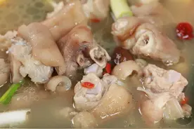 炖猪蹄时：谨记“3不放”的窍门，猪蹄软烂香嫩，汤汁香浓无杂味图片
