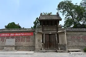 山西一座寺庙因彩塑闻名，曾被偷盗十余次，门口围墙上的标语醒目图片