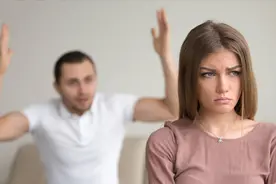 妻子出轨8年，46岁男人这样报复：装作不知道不离婚，把她当奴隶图片