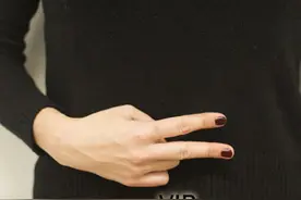 直击：高级餐厅服务员的秘密手势，你看懂几个？图片