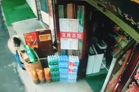 女子把别人快递当“盲盒”胡乱拆，原因让人惊讶图片