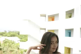 郭碧婷这衣服没见过，造型真独特，是直接找的红布"缝"的吧图片