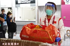 中国乒乓球队抵达日本东京！疫情背景下全副武装！陈梦独一档图片