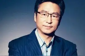 "央视国脸"白岩松：与病魔抗争5年，今52岁却活成这样，让人心疼图片