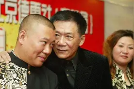 郭德纲纪念恩师侯耀文写了首诗，网友好评如潮，这首诗水平如何？图片