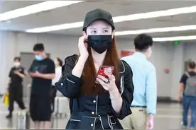 39岁张萌现身机场，一身“睡衣风”套装显慵懒休闲，高级又优雅图片