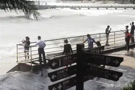 （视频）三亚一女童海边观浪险被卷走，危急时刻这位小哥出手了图片