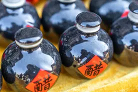 平时很喜欢喝醋，究竟会软化血管，还是会导致骨质疏松？图片
