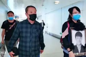 特别关注丨父子俩救人后，今天他带儿子遗像回家了图片