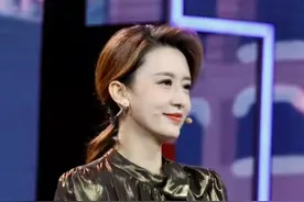 张蕾罕见这么华丽，穿金色长裙高贵亮眼，一头红发靓丽更摩登图片