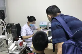 双胞胎先后斜视，难道斜视会传染？艾格眼科董凤主任：或因共同习惯及环境图片