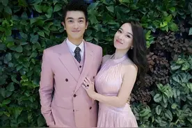 杜江送两个孩子出门，女儿哎呦喂再度曝光，穿小红裙打扮乖巧可爱图片