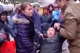 亲情：儿子将母亲打进了医院，声称坐牢也不要向母亲下跪道歉图片