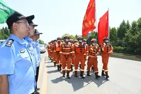 在疾风骤雨中彰显政法担当图片