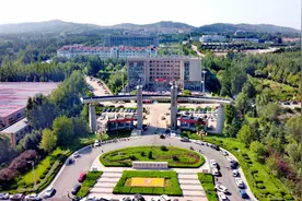 诸城最美大学，学哥学姐热情欢迎新生入学，萌新待遇真好图片