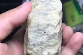 几年前，在云南买的木那翡翠原石，切开后不得了图片