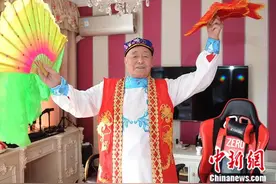 这个穿着西装捡垃圾的东北姥爷 在网上有千万粉丝图片