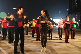 52岁大妈沉迷于跳交谊舞，和男舞伴勾肩搭背，丈夫愤怒离婚图片