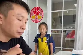 反将一军！广东一老爸慢吞吞吃饭，上课的女儿急疯：这下体会到了图片