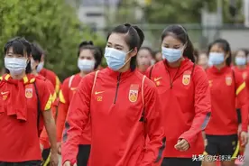 中国女足2-1韩国 唐佳丽造点张馨王霜破门 舍身救球精神足图片