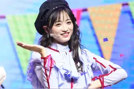 黄婷婷的学院风穿搭，减龄又凸显少女感图片