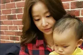 林心如女儿小海豚亮相，4岁还要妈妈牵着走，背带裤穿的真带范图片