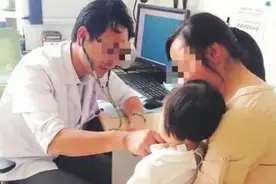 4岁女儿喊“尿尿疼”，妈妈赶紧送去医院，医生怒斥：太迟了图片
