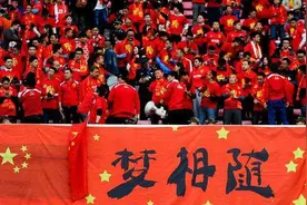 国奥队员胸部停球把自己停倒，教练不禁怀念健力宝青年队的脚下活图片