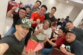 41岁吴尊参加聚会，身材健硕好帅气，同学却成油腻大叔像2代人图片