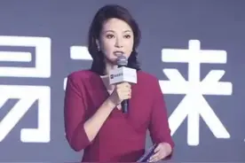 43岁刘芳菲王者归来！穿红裙主持身材真性感，气质优雅不输董卿图片