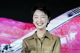 周冬雨太拼了，为显高穿着“安全裤”出来？162身高凹出172效果图片