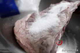 洗羊肉时，用水冲等于没洗！教你正确做法，羊肉干净不膻容易炖烂图片