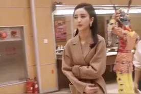 佟丽娅现身央视春晚幕后，风格大变“主播头”气场足！瘦成纸片人图片