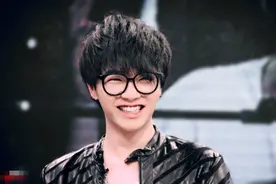 华晨宇、倪萍为河南灾情捐款，生活细节对比见人品图片