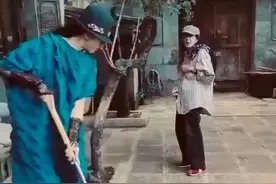 杨丽萍回家探望母亲，翘着5厘米指甲拖地，被网友痛批摆拍作秀？图片