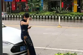 女子穿旗袍坐路边哭，因特斯拉没电抛锚，比亚迪车主的举动亮了图片