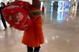73岁tvb一姐汪明荃扛花被逛街，打扮土气似赶春运，星味全无图片